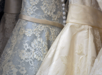 2 balklänningar - Frölunda Skrädderi AB