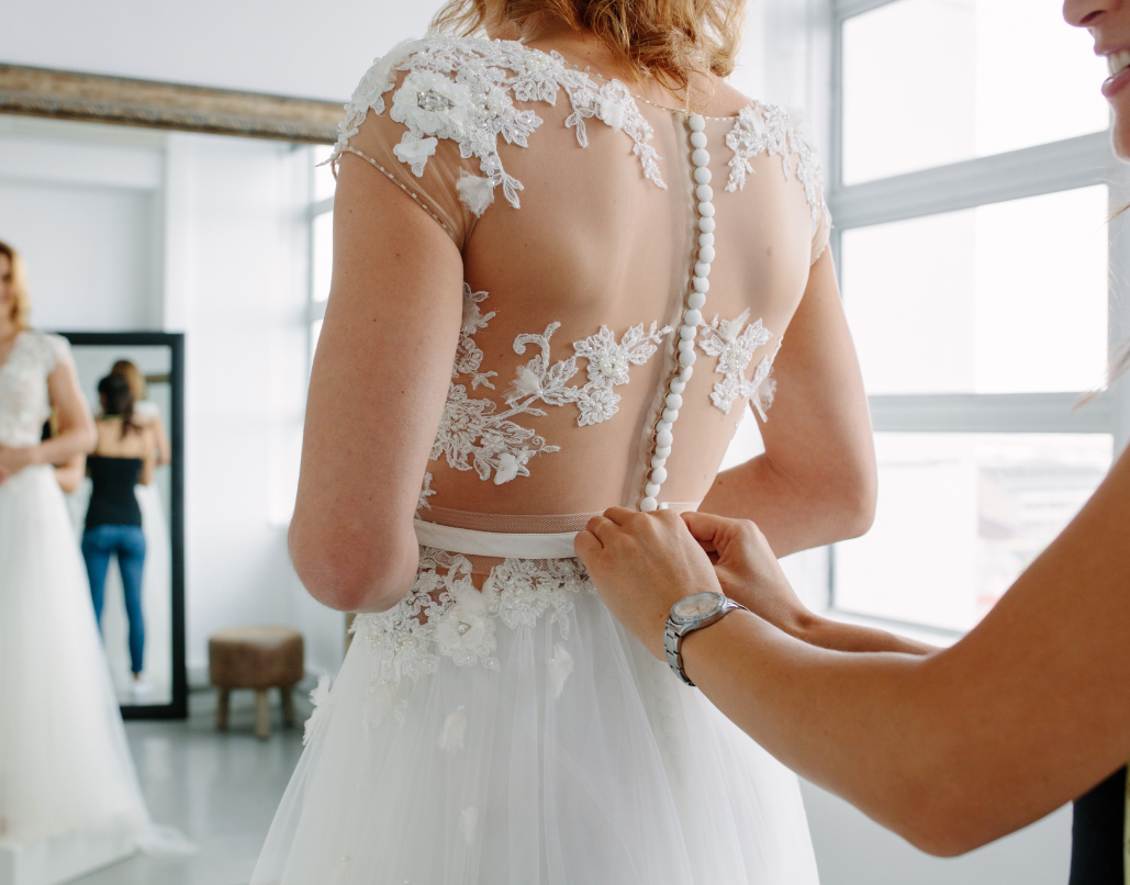 Bröllopsklänning som prövas - Frölunda Skrädderi AB